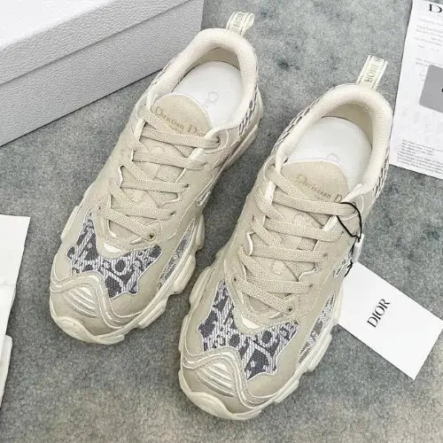 Dior men’s fashion sneakers with Oblique pattern